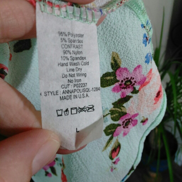 Ty Alexander's floral blouse with lace sleeves - Picture 7 of 8